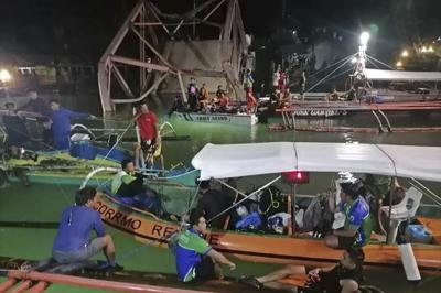 En esta fotografía proporcionada por la Guardia Costera filipina, rescatistas llevan a cabo operativos en el sitio donde colapsó un puente en la localidad costera de Loay, en el centro de Filipinas, el miércoles 27 de abril de 2022. (Guardia Costera de Filipinas vía AP)