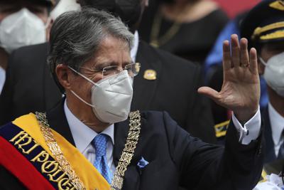 El nuevo presidente de Ecuador, Guillermo Lasso, luce la banda presidencial después de la ceremonia de toma de posesión frente a la Asamblea Nacional en Quito, Ecuador, el lunes 24 de mayo de 2021. (Foto AP/Dolores Ochoa)