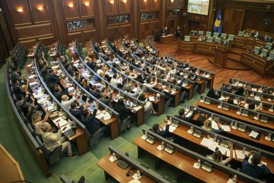Legisladores de Kosovo someten a votación el borrador de la resolución sobre Srebrenica durante una sesión parlamentaria en Pristina, Kosovo, el miércoles 7 de julio de 2021. (AP Foto/Visar Kryeziu)
