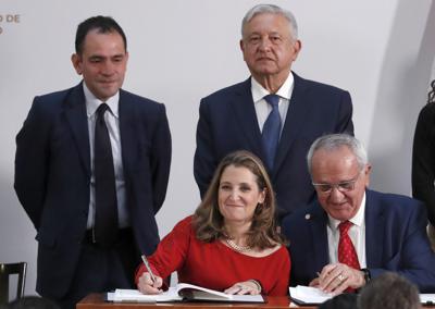 ARCHIVO - En esta fotografía de archivo del 10 de diciembre de 2019, el secretario de Hacienda y Crédito Público, Arturo Herrera, a la izquierda, junto al presidente de México, Andrés Manuel López Obrador, asiste a una ceremonia de firma del Tratado entre México, Estados Unidos y Canadá en el Palacio Nacional en la Ciudad de México. Sentados se encuentran la viceprimera ministra canadiense, Chrystia Freeland, y el subsecretario mexicano para América del Norte, Jesús Seade. (AP Foto/Marco Ugarte, Archivo)