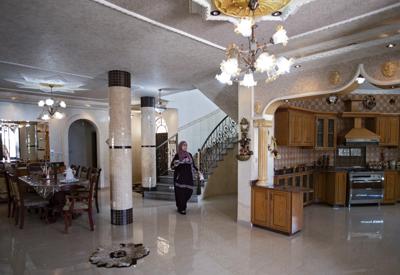 Sanaa Shalaby fotografiada en su casa de Turmus Ayya, Cisjordania, el 3 de junio del 2021. Las autoridades israelíes quieren demoler la vivienda porque el exesposo de Shalaby está acusado de matar a un israelí y herir a otros dos al dispararles desde un auto. Shalaby acudió a los tribunales y el caso está en manos de la Corte Suprema israelí. (AP Photo/Majdi Mohammed)