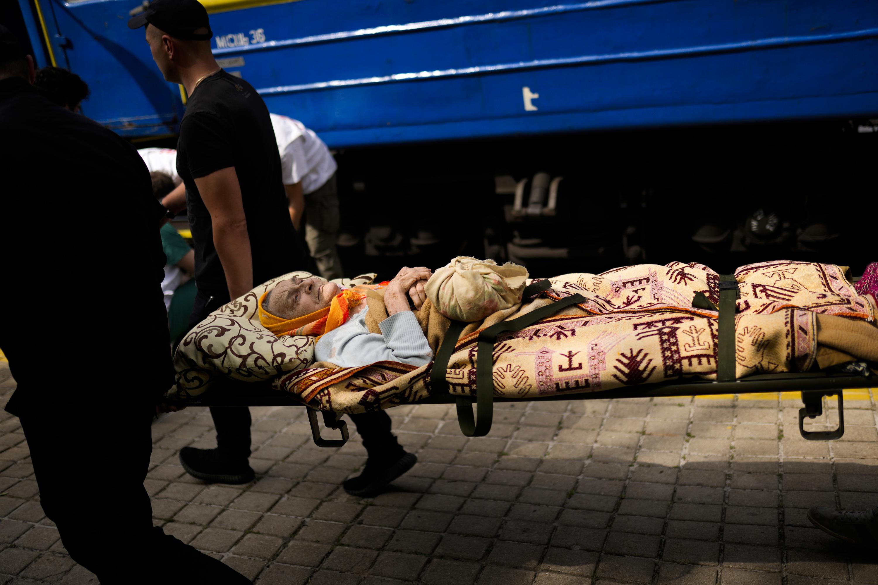 Під час візиту Зеленського росіяни штурмують місто та бомбардують схід України