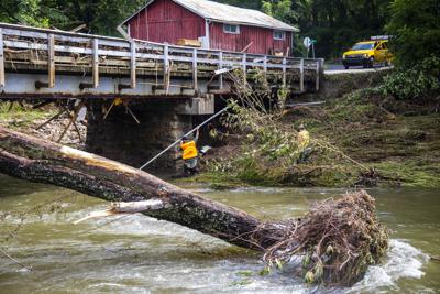 Trabajadores del Departamento de Transporte de Carolina del Norte evalúan los daños de un puente sobre el Río Pigeon, el jueves 19 de agosto de 2021, en Bethel, Carolina del Norte, a raíz de las inundaciones causadas por la tormenta tropical Fred. (Travis Long/The News & Observer vía AP)