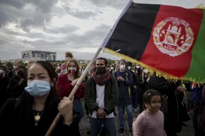 Manifestación en Berlín en apoyo a que se ayude a sacar a afganos de su país ahora que el Talibán está tomando el control de Afganistán, el martes 17 de agosto de 2021. El fiscal en jefe de la Corte Penal Internacional dijo el martes que está monitoreando de cerca los eventos en Afganistán. (Foto Markus Schreiber)