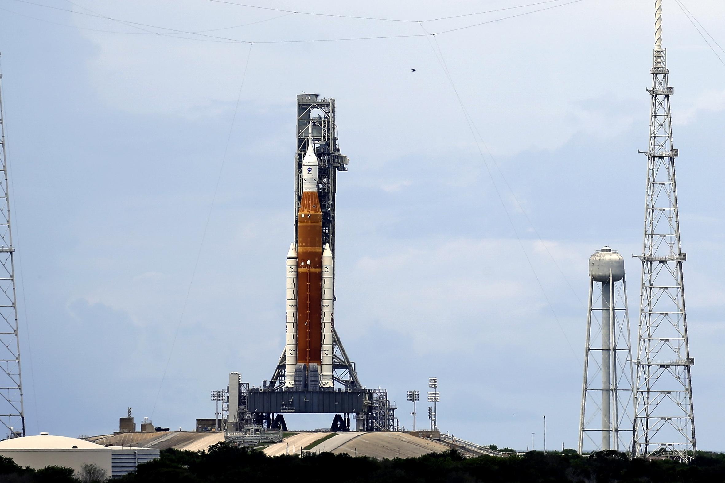 El cohete lunar de la NASA está en camino de lanzarse a pesar de los rayos