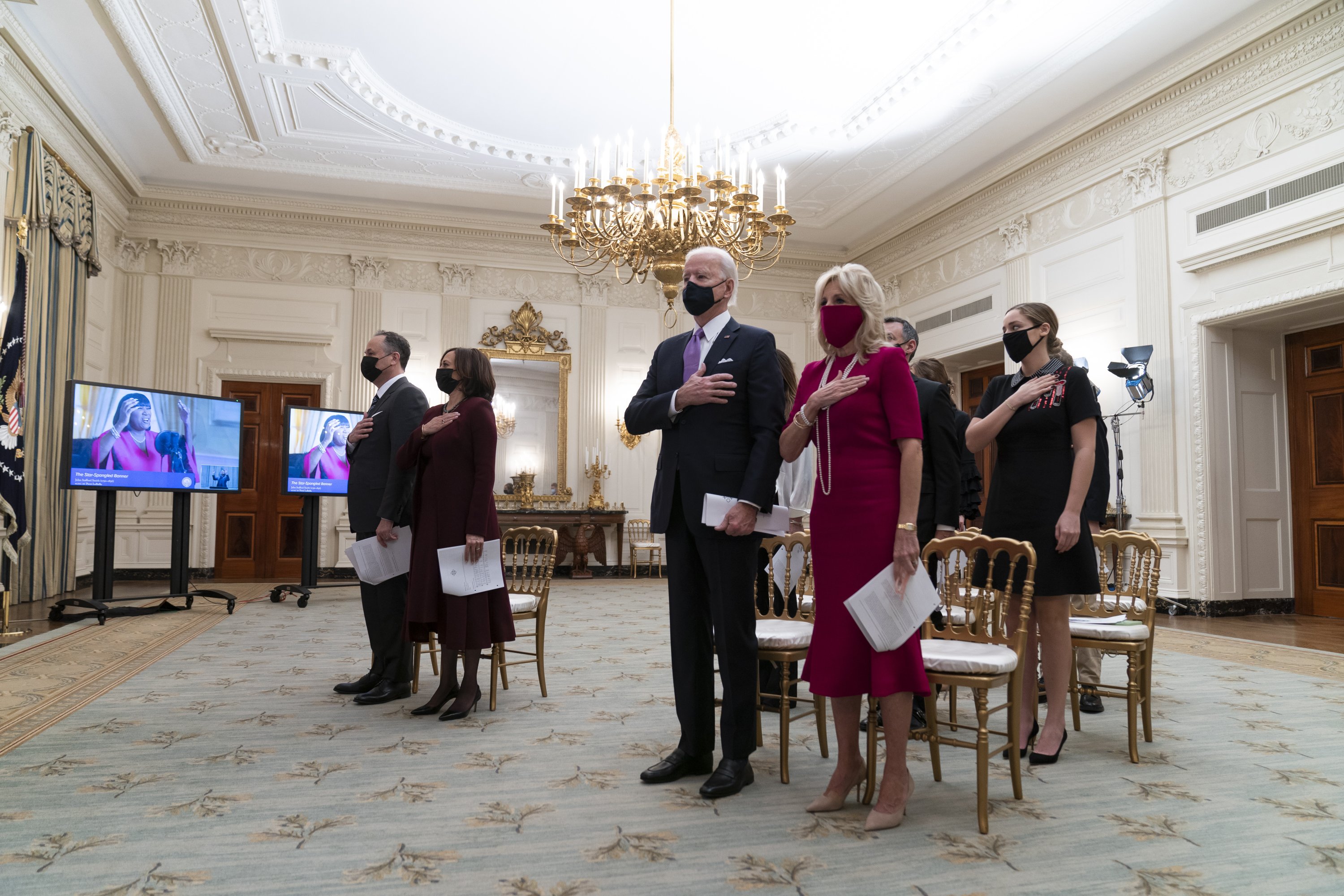 Biden, at the prayer breakfast, calls “political extremism”