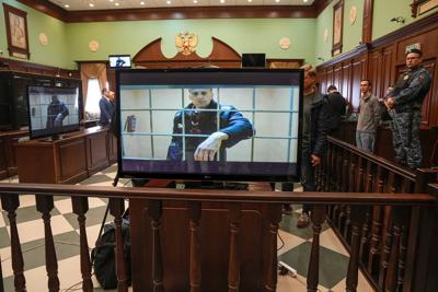 El líder opositor ruso Alexei Navalny aparece en una pantalla instalada en una sala del tribunal del Tribunal de la Ciudad de Moscú a través de un enlace de video desde su colonia penitenciaria proporcionado por el Servicio Penitenciario Federal de Rusia durante una audiencia de una apelación contra su sentencia de nueve años de prisión en Moscú, Rusia, el martes 24 de mayo de 2022. Un tribunal ruso ha rechazado la apelación de Navalny de una sentencia de nueve años de prisión por fraude. El rechazo del martes significa que Navalny será enviado a una prisión de régimen estricto, según el sitio de noticias independiente Mediazona. (AP Foto/Alexander Zemlianichenko)