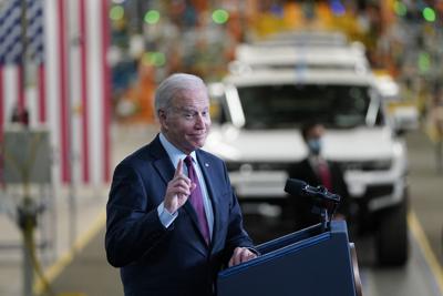 El presidente de Estados Unidos, Joe Biden, habla durante una visita a la fábrica de montaje de autos eléctricos Factory ZERO de General Motors, el 17 de noviembre de 2021, en Detroit.  (Foto AP / Evan Vucci)