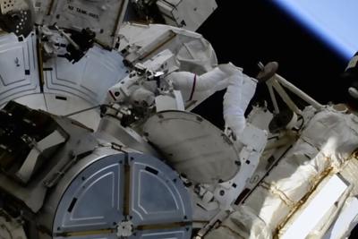 En esta imagen de un video de la NASA, el astronauta francés Thomas Pesquet, izquierda, y el astronauta estadounidense Shane Kimbrough salen a una caminata espacial en las afueras de la Estación Internacional el miércoles, 16 de junio del 2021. (NASA vía AP)
