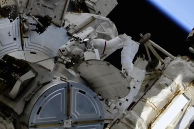 En esta imagen de un video de la NASA, el astronauta francés Thomas Pesquet, izquierda, y el astronauta estadounidense Shane Kimbrough salen a una caminata espacial en las afueras de la Estación Internacional el miércoles, 16 de junio del 2021. (NASA vía AP)