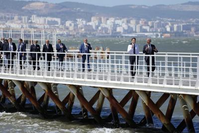 El presidente francés, Emmanuel Macron, da un paseo con su homólogo portugués, Marcelo Rebelo de Sousa, a la derecha, frente a la sede de la Conferencia de la ONU sobre los Océanos en Lisboa, Portugal, el jueves 30 de junio de 2022. (Foto AP/Armando Franca)