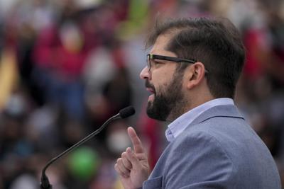 El candidato a la presidencia de Chile, Gabriel Boric, de la coalición Apruebo Dignidad, se dirige a sus simpatizantes el 11 de diciembre de 2021, durante un mitin en Santiago.  La expresidenta chilena Michelle Bachelet, ahora Alta Comisionada para los Derechos Humanos de las Naciones Unidas, llamó el martes 14 de diciembre de 2021 a votar por Boric a cinco días del balotaje que definirá quién gobernará Chile entre 2022 y 2026. (AP Foto / Esteban Felix)