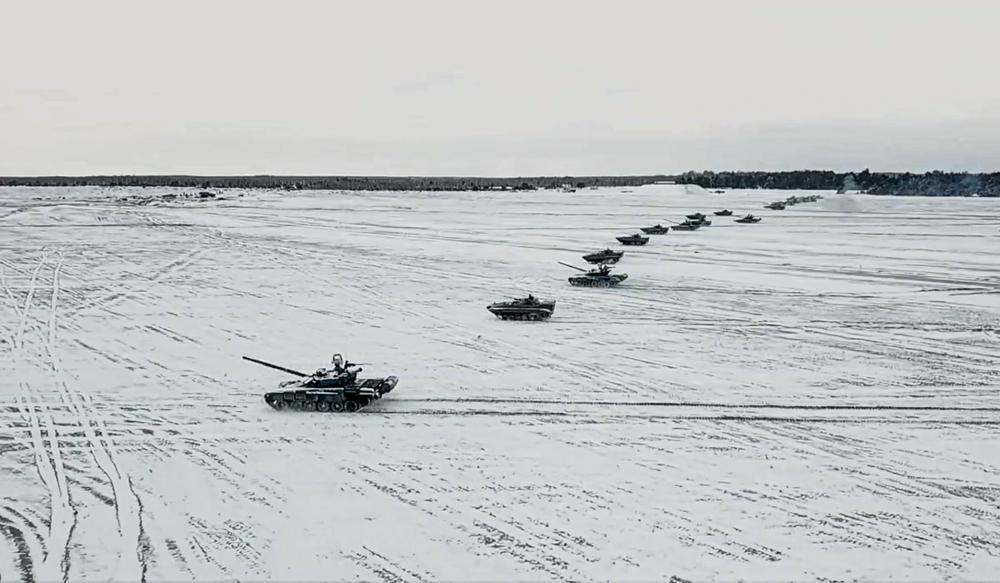 ARQUIVO - Nesta foto tirada de um vídeo e divulgada pelo Serviço de Imprensa do Ministério da Defesa da Rússia na sexta-feira, 4 de fevereiro de 2022, tanques e veículos blindados se movem durante os exercícios militares conjuntos bielorrussos e russos no campo de tiro de Brestsky, Bielorrússia. Com a Rússia realizando uma enorme escalada militar perto da Ucrânia e o Ocidente rejeitando redondamente as exigências de segurança de Moscou, uma janela para a diplomacia na crise parece estar se fechando. Mas mesmo com Moscou continuando a reforçar suas forças e realizando jogos de guerra abrangentes, o presidente Vladimir Putin está mantendo a janela aberta para mais negociações em um jogo calculado de arrogância destinado a persuadir Washington e seus aliados a aceitar as exigências da Rússia. (Serviço de Imprensa do Ministério da Defesa da Rússia via AP, Arquivo)