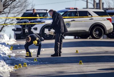 La policía investiga un tiroteo fuera de East High School en Des Moines, Iowa, el lunes 7 de marzo de 2022. (Zach Boyden-Holmes/The Des Moines Register vía AP)