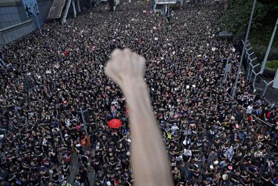 ARCHIVO - En esta imagen del 16 de junio de 2019, manifestantes marchan por la calle contra una propuesta de ley de extradición, una protesta organizada por el Frente Civil de Derechos Humanos en Hong Kong. El grupo, que organizó algunas de las marchas más grandes en los meses de protestas en hong kong en 2019, anunció su disolución el domingo 15 de agosto de 2021. (AP Foto/Vincent Yu, Archivo)