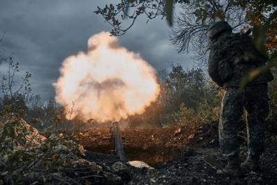 Soldados ucranianos atacan posiciones rusas el viernes 21 de octubre de 2022, en la región de Donetsk, Ucrania. (AP Foto/LIBKOS)