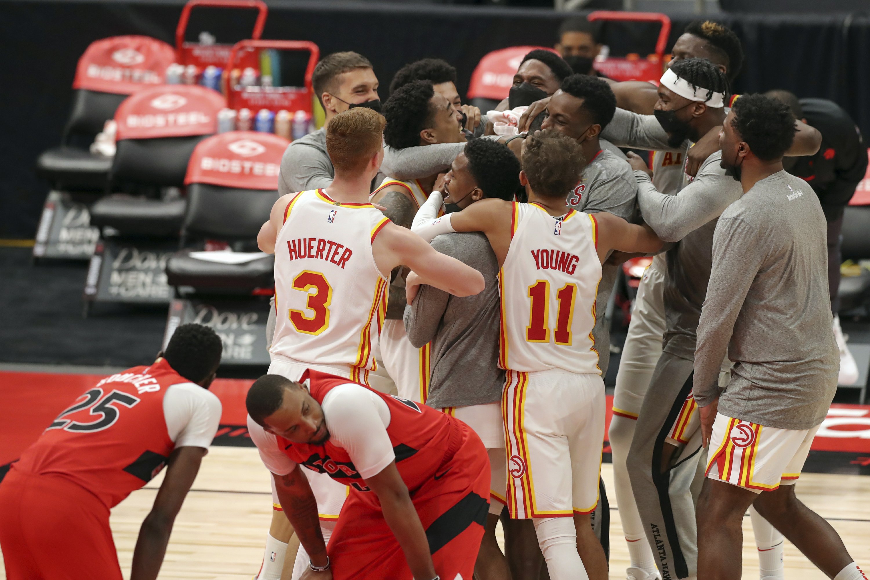 Snell S 3 Pointer At Buzzer Lifts Hawks Over Raptors 121 1