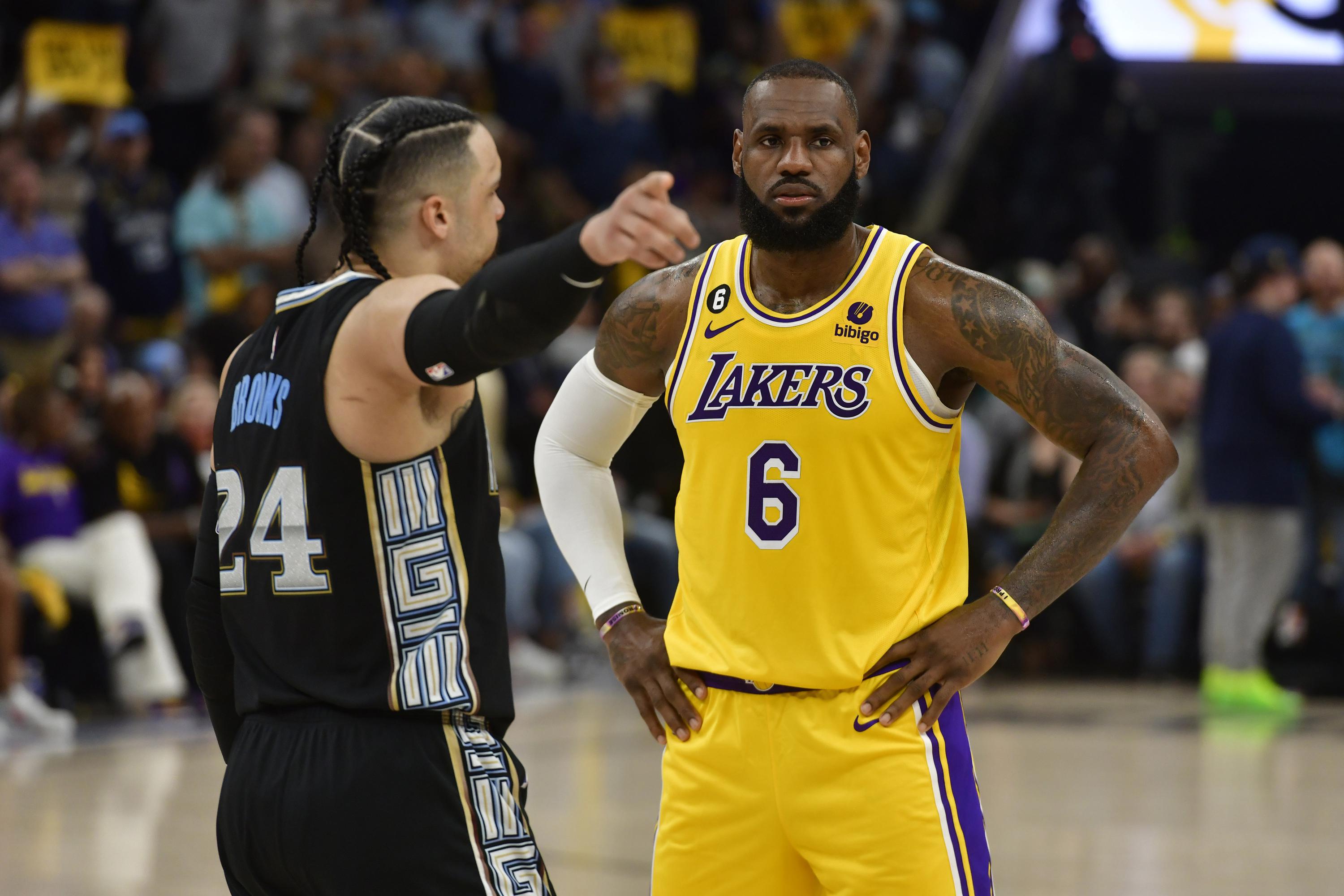 LeBron James blocks Stephen Curry and trash talks him 