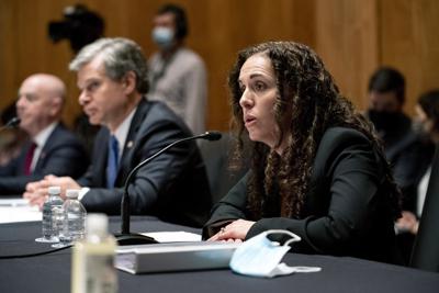 El secretario de Seguridad Nacional Alejandro Mayorkas (izquierda), el director del FBI Christopher Wray y la directora del Centro Nacional de Antiterrorismo Christine Abizaid, testifican en el Capitolio, en Washington, el martes 21 de septiembre de 2021. (Greg Nash/Pool vía AP)