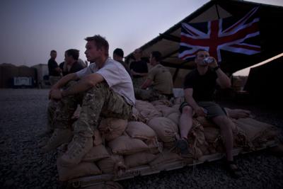 ARCHIVO - En esta foto de archivo del 22 de agosto de 2011, el cabo Justin Reeve, del ejército británico, descansa en el puesto de combate Ouellette, provincia de Helmand, Afganistán. La confirmación el viernes 13 de agosto de 2021 que el Talibán tomó la capital de la provincia de Helmand tuvo particular resonancia en Gran Bretaña, ya que la gran mayoría de las 457 bajas británicas sucedieron allí. (AP Foto/Brennan Linsley, file)