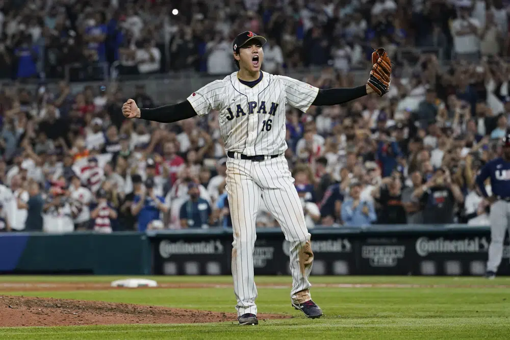 El lanzador japonés Shohei Ohtani (16) celebra después de derrotar a Estados Unidos en el juego final del Clásico Mundial de Béisbol, el martes 21 de marzo de 2023, en Miami.  (Foto AP/Marta Lavandier)