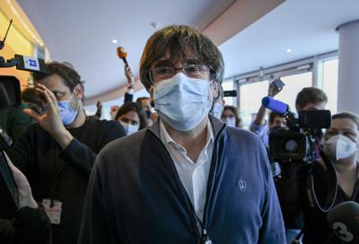 El líder separatista catalán Carles Puigdemont llega a una reunión de comité en el Parlamento Europeo, en Bruselas,, el lunes 27 de septiembre de 2021. (AP Foto/Riccardo Pareggiani)