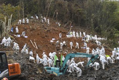 Fotografía proporcionada por la agencia de noticias Xinhua de trabajadores en una operación de búsqueda y rescate en el sitio en donde cayó un avión el lunes en el condado Tengxian, en la región autónoma Guangxi Zhuang de China, el viernes 25 de marzo de 2022. (Lu Boan/Xinhua vía AP)