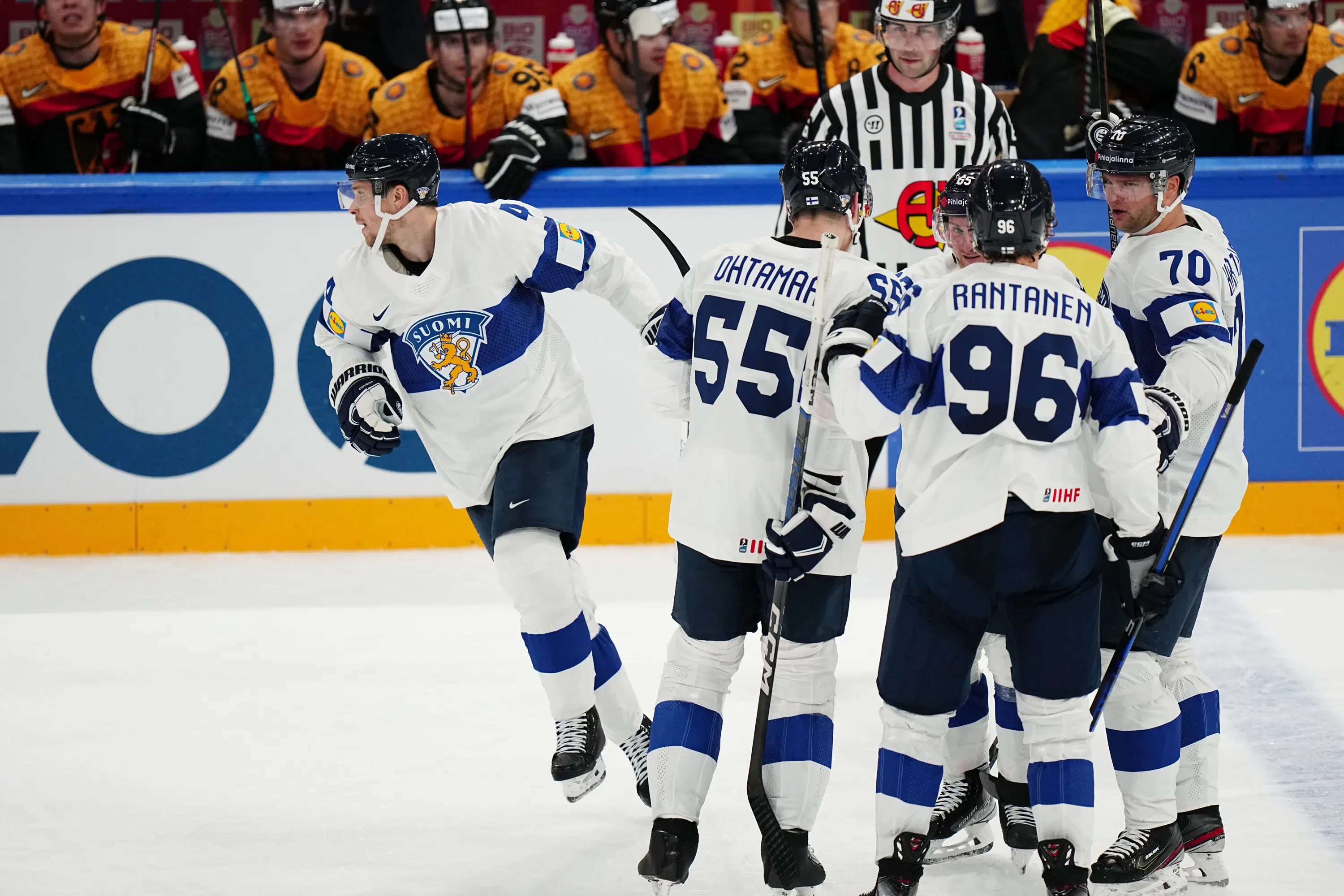 Titelverteidiger Finnland schlägt Deutschland und die Slowakei schlägt Gastgeberland Lettland im Eishockeyturnier
