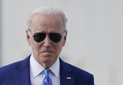 ARCHIVO - El presidente Joe Biden camina en el Aeropuerto Internacional de Des Moines, en Iowa, el martes 12 de abril de 2022. (AP Foto/Carolyn Kaster, Archivo)