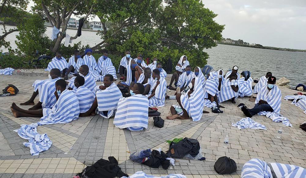 ARCHIVO - Esta foto proveída por la Patrulla Fronteriza de Estados Unidos muestra a migrantes haitianos en tierra luego que su embarcación encalló en los Cayos de Florida el 6 de marzo del 2022. (Patrulla Fronteriza de Estados Unidos vía AP)
