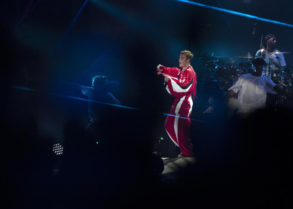 Ylli kanadez i popit Justin Bieber performon në një koncert që shënon fundin e Formula 1, në Jiddah, Arabi Saudite, të dielën, 5 dhjetor 2021. (AP Photo/Amr Nabil)