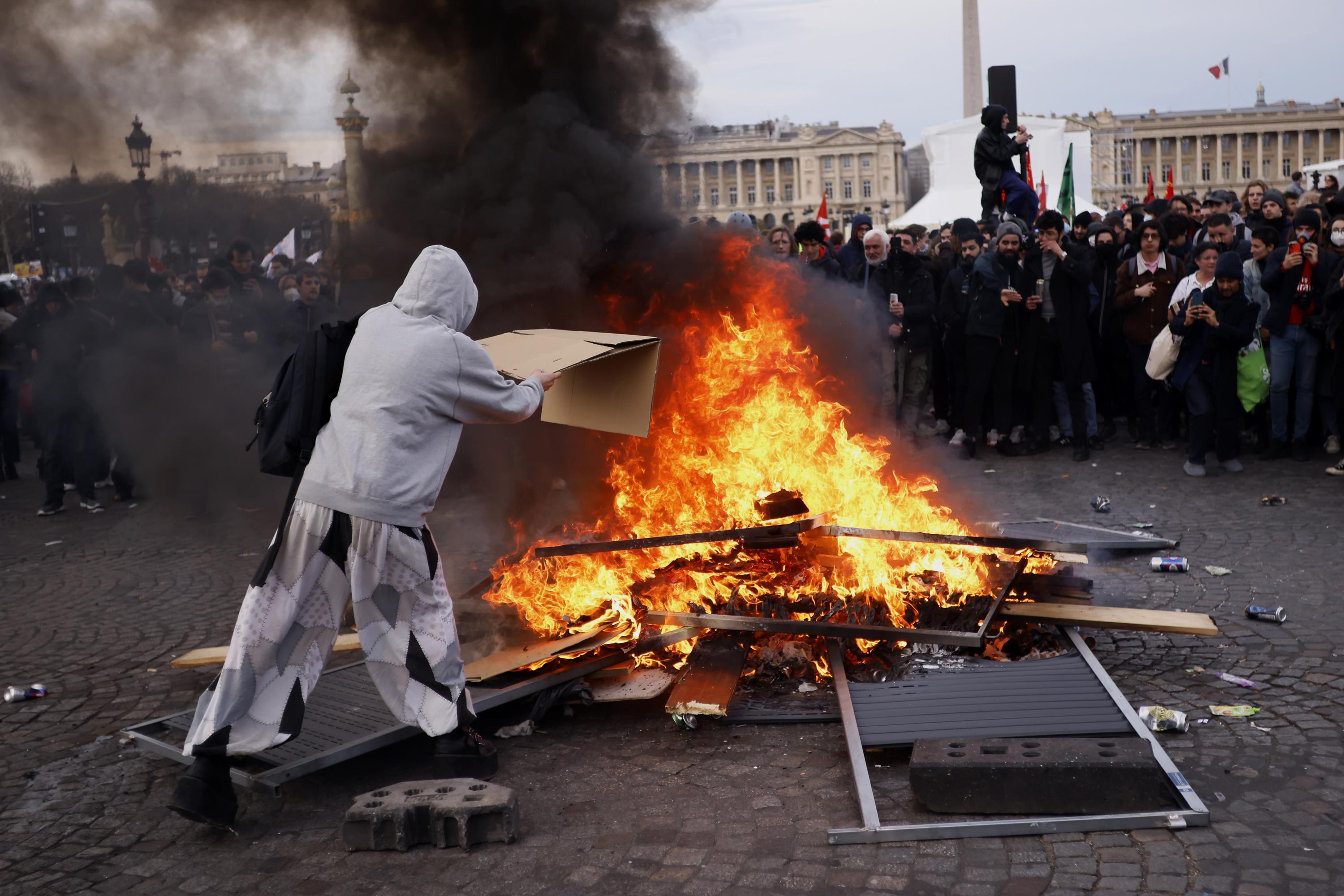 Macron umging das Parlament, um eine Reform des unpopulären Rentensystems zu erzwingen