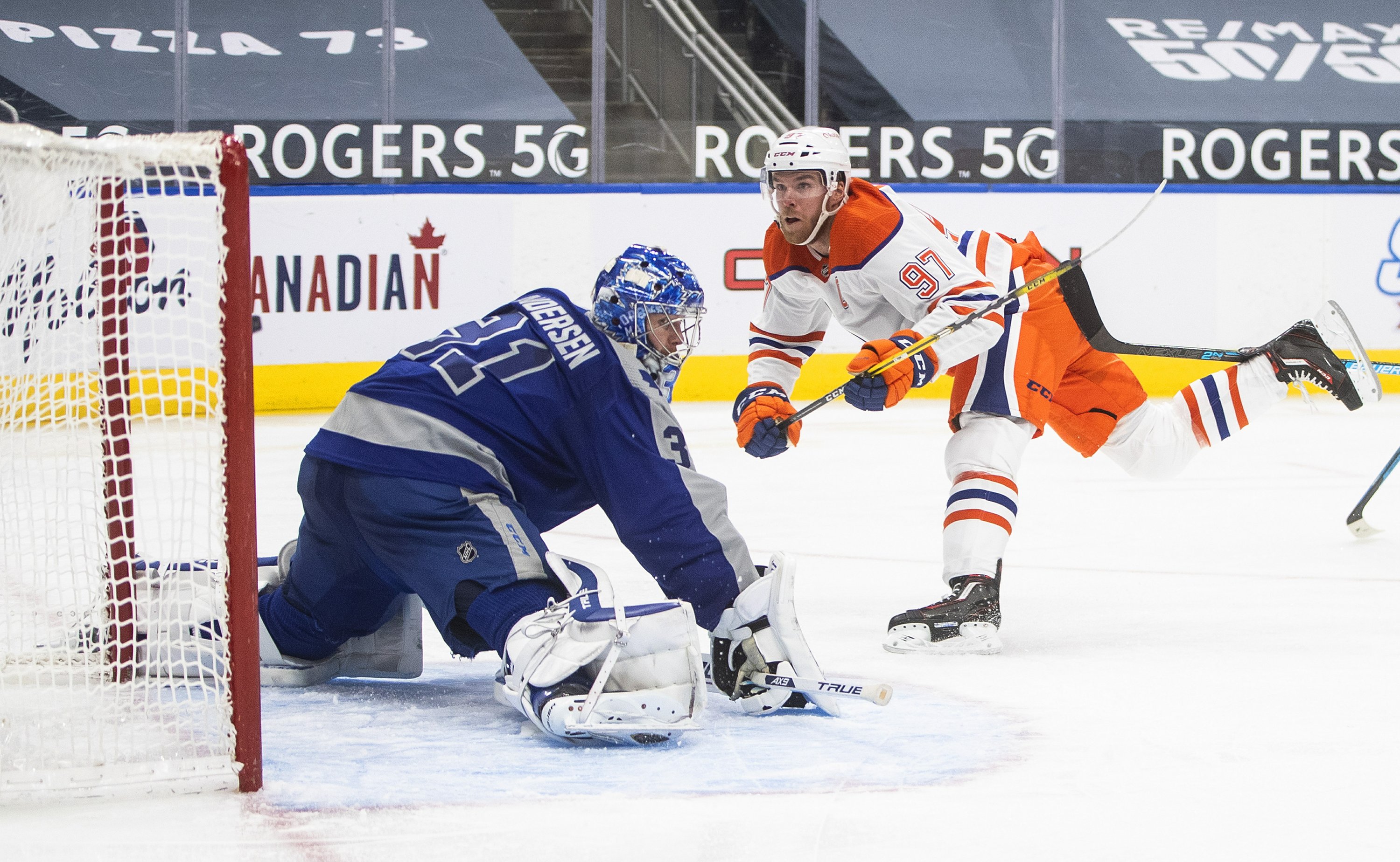 Connor Mcdavid Lifts Oilers Past Maple Leafs 4 3 In Ot