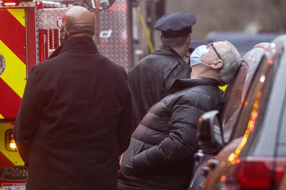 Der Bürgermeister von Philadelphia, Jim Kenney, ist zu sehen, nachdem er am Mittwoch, den 5. Januar 2022, im Stadtteil Fairmount in Philadelphia am Tatort eines tödlichen Reihenhausbrandes mit Feuerwehr- und Polizeibeamten gesprochen hatte. (Alejandro A. Alvarez/The Philadelphia Inquirer via