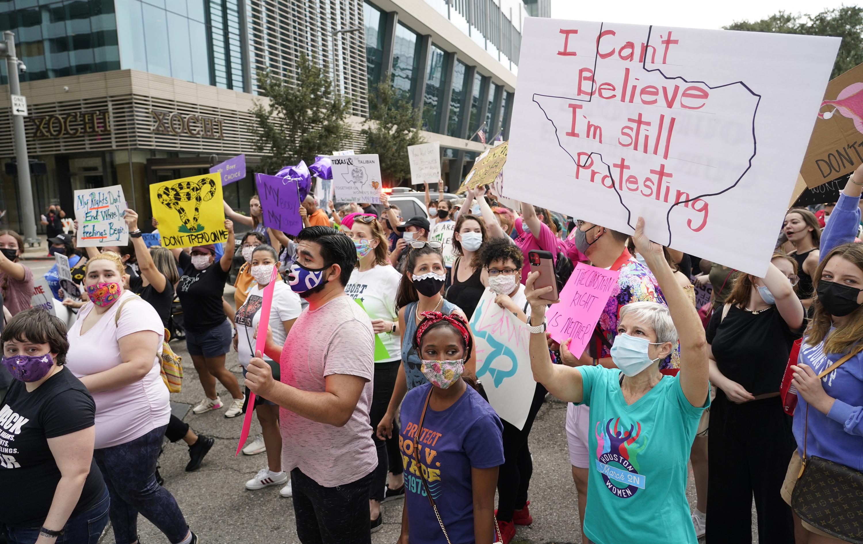 Texas clinics cancel abortions after court reinstates ban