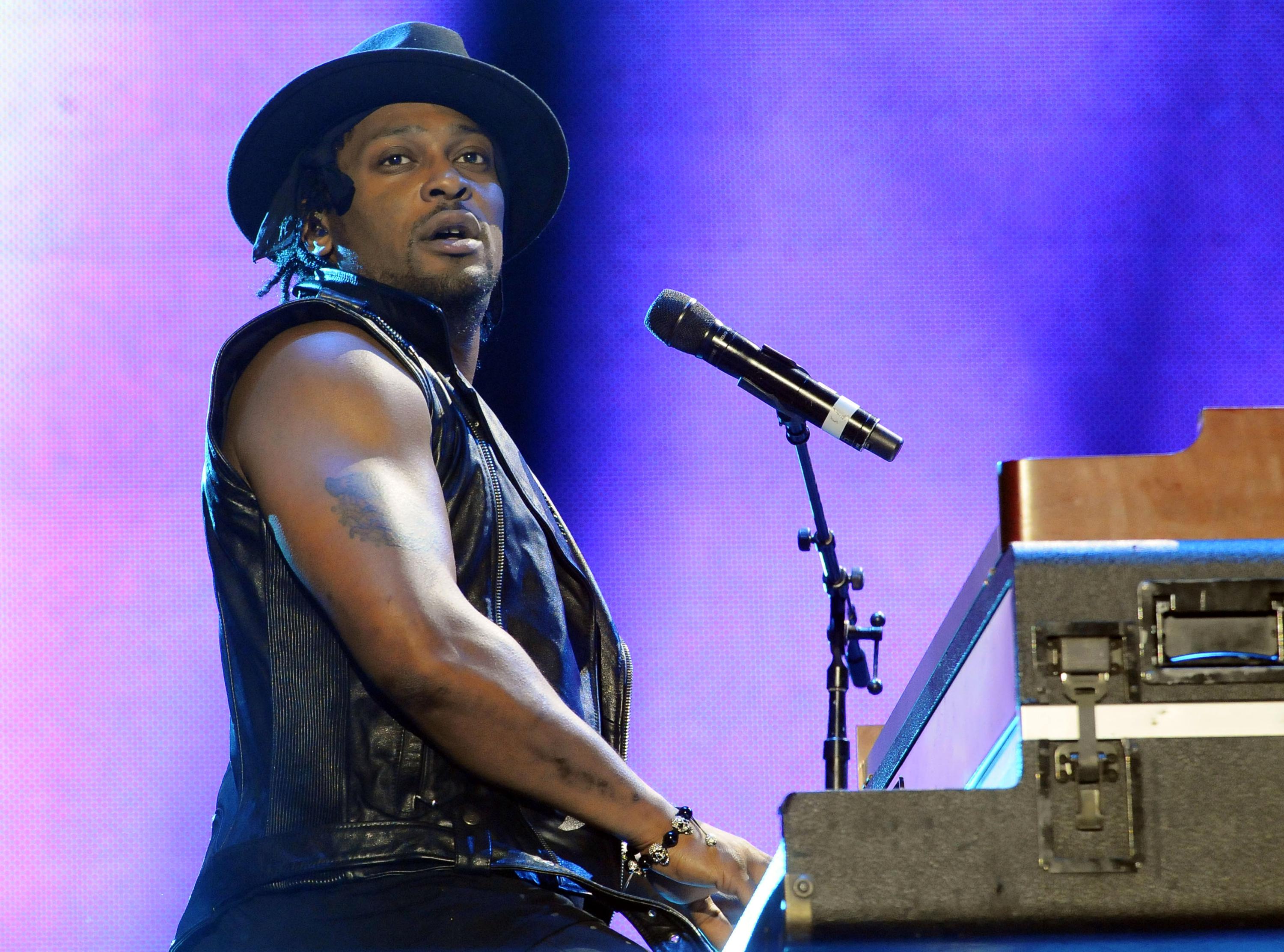 D'Angelo cancels festival appearance over illness | AP News