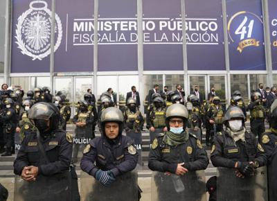 La policía hace guardia afuera de la oficina del fiscal especial mientras el presidente peruano Pedro Castillo comparecía a la fiscalía para ser interrogado en el marco de una investigación por corrupción, en Lima, Perú, el viernes 17 de junio de 2022. (Foto AP/Martín Mejía)
