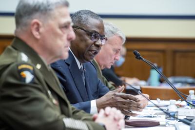 De izquierda a derecha, el jefe del Estado Mayor Conjunto de EEUU, general Mark Milley, el secretario de Defensa Lloyd Austin, y el general Kenneth McKenzie, comandante del Comando Central, testifican ante el Comité de Servicios Armados de la Cámara de Representantes sobre la conclusión de las operaciones militares en Afganistán, en el Capitolio en Washington, el 29 de septiembre de 2021. (Rod Lamkey/Pool vía AP)