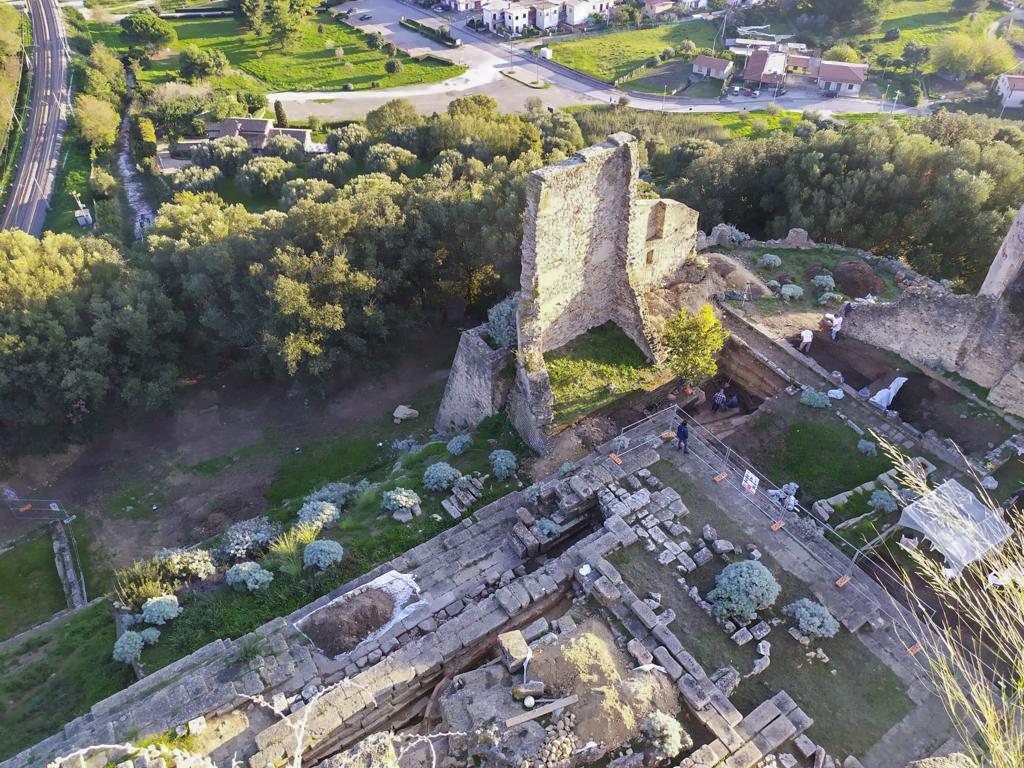 En esta fotografía sin fecha proporcionada por el Parque Arqueológico de Paestum una vista de las excavaciones en el Parque Arqueológico de Paestum y Velia, cerca de Náploes, Italia, donde las ruinas de una pared de ladrillos pintada y cascos de guerreros fueron encontrados en el lugar que podría ser un precursor de un templo dedicado a la diosa Atenea en la acrópolis de la ciudad más importante de la Magna Grecia. El ministro italiano de cultura Dario Franceschini informó de los hallazgos el 1 de febrero de 2022. (Parque Arqueológico de Paestum y Velia vía AP)