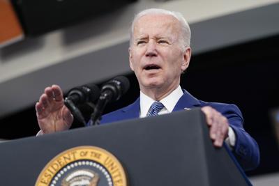 ARCHIVO - El presidente Joe Biden habla en el Auditorio de South Court en el campus de la Casa Blanca, el 4 de marzo de 2022, en Washington. Biden tiene una solución para la alta inflación que parece contradictoria: traer empleos de fábrica de vuelta a los Estados Unidos. Esto desafía un argumento de décadas de duración de que los empleadores trasladaron empleos al extranjero para reducir sus costos al depender de trabajadores más baratos. (AP Photo/Patrick Semansky, Archivo)