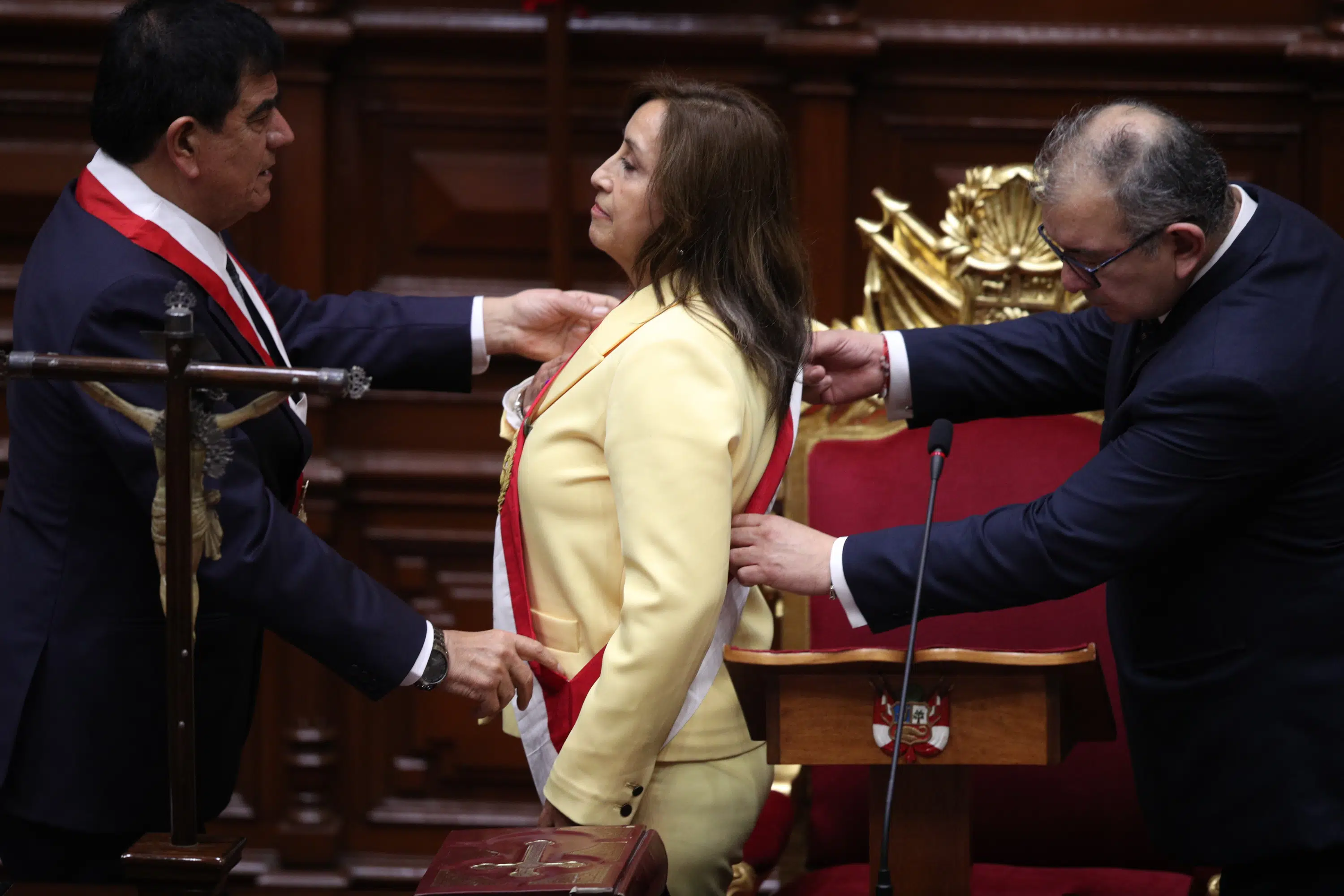 Peru president dissolves congress, which then ousts him - The Associated Press - en Español