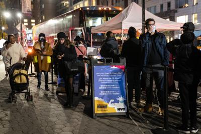 Pacientes esperan para recibir una dosis de refuerzo de la vacuna contra el COVID-19, el jueves 2 de diciembre de 2021, en la ciudad de Nueva York. (AP Foto/John Minchillo)