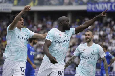 Romelu Lukaku del Inter de Milán, centro, celebra después de anotar durante el partido de fútbol de la Serie A italiana entre Empoli e Inter de Milán en el Estadio Castellani en Empoli, Italia, el domingo 23 de abril de 2023. (Marco Bucco/LaPresse vía AP)