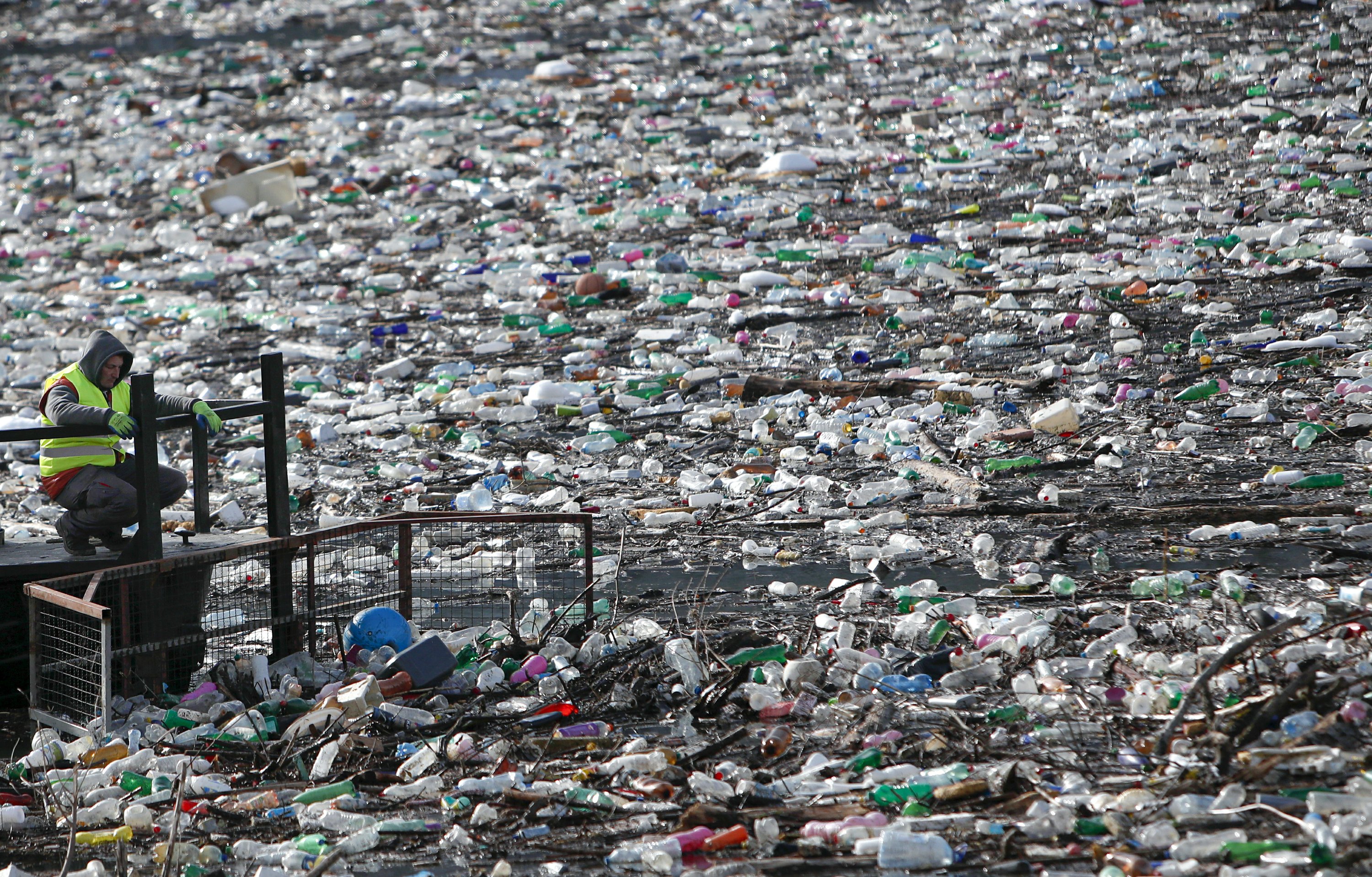 Garbage-covered lake raises the problem of waste from the Balkans