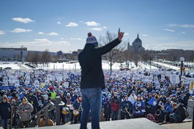 Shaun Laden, presidente del capítulo ESP de MFT se dirige a la multitud mientras los maestros de Twin Cities, incluidos MFT, Minneapolis Federation of Teachers Local 59 y ESP, Education Support Professionals, se manifestaron en el Capitolio del Estado de Minnesota, el miércoles 9 de marzo de 2022 St. Paul, Minnesota (Glen Stubbe / Star Tribune a través de AP)