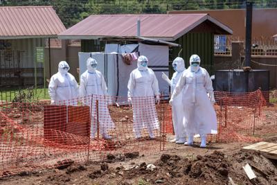 En esta imagen de archivo, doctores se dirigen a la zona de aislamiento para enfermos de ébola en el hospital regional Mubende, en Mubende, Uganda, el 29 de septiembre de 2022. (AP Foto/Hajarah Nalwadda, archivo)