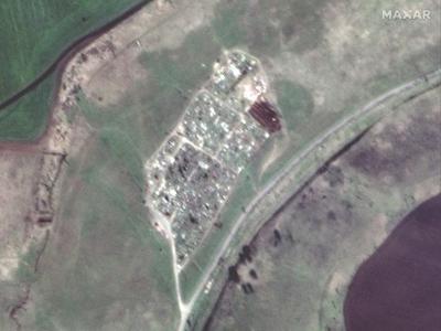 Esta imagen satelital del el 15 de abril de 2022 , proporcionada por Maxar Technologies, muestra una ampliación de tumbas en un cementerio cerca de Vynohradne, aproximadamente 12 kilómetros al este de Mariúpol, Ucrania. (Imagen satelital ©2022 Maxar Technologies vía AP)