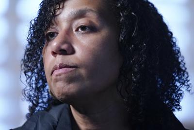 Kim Bryson, investigadora de la Policía Estatal de Nueva York el 15 de abril del 2021 en Wheatley Heights, Nueva York. (Foto AP/Frank Franklin II)