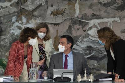 En esta foto provista por el gobierno español en Madrid, el presidente del gobierno, Pedro Sánchez, centro, conversa con tres ministras durante una reunión del consejo de ministros en el Palacio de la Moncloa, Madrid, martes 22 de junio de 2021. El gobierno indultó a nueve dirigentes independentistas catalanes. (Borja Puig de la Bellacasa/Spanish Government via AP)