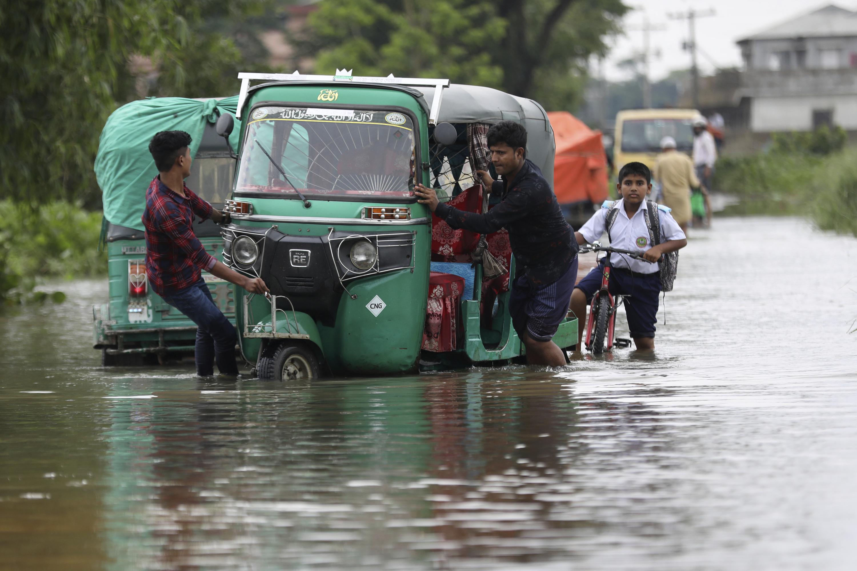Heavy rain floods parts of India, Bangladesh AP News